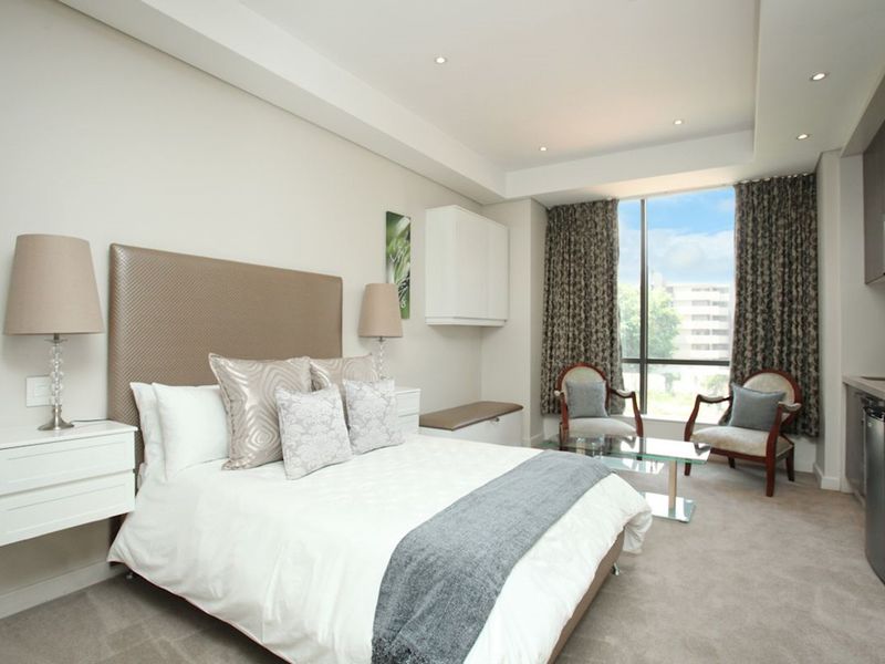 “Luxury Living in Sandton Skye: Fully Furnished Apartment with World-Class Amenities” - Photo 3