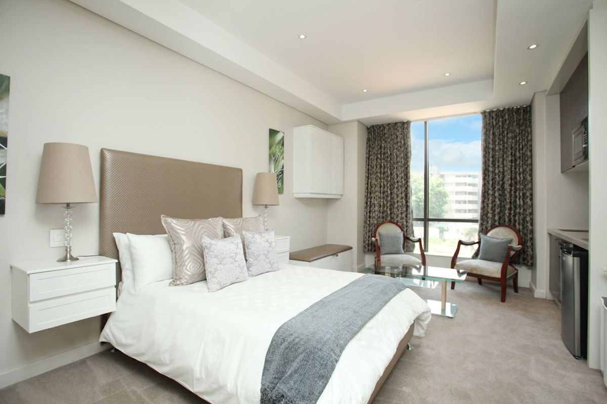 “Luxury Living in Sandton Skye: Fully Furnished Apartment with World-Class Amenities” - Photo 3