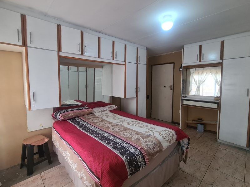 Spacious 3-Bedroom Home with Additional Flats For Sale in Brackenham - Photo 8