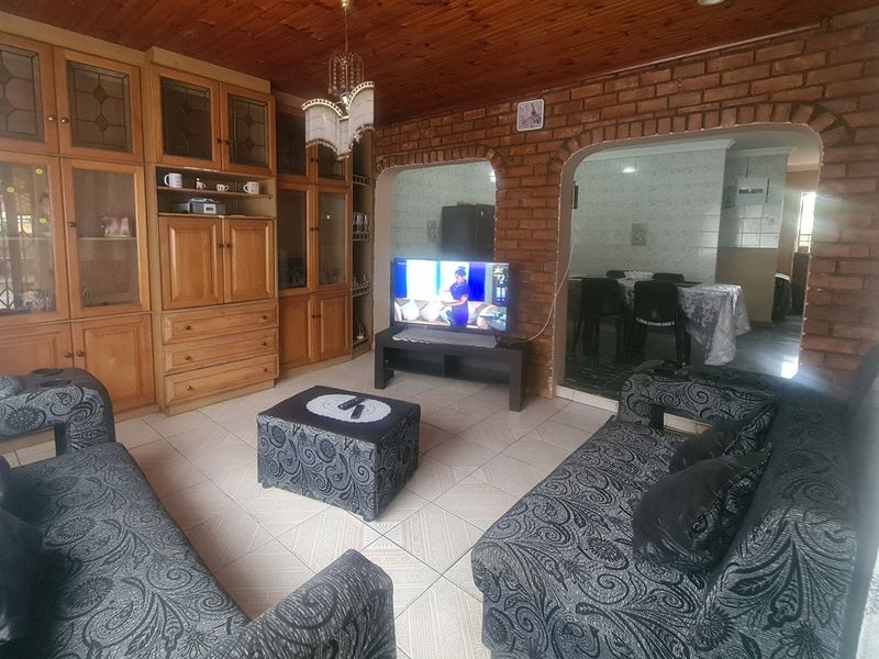 Spacious 3-Bedroom Home with Additional Flats For Sale in Brackenham - Photo 4