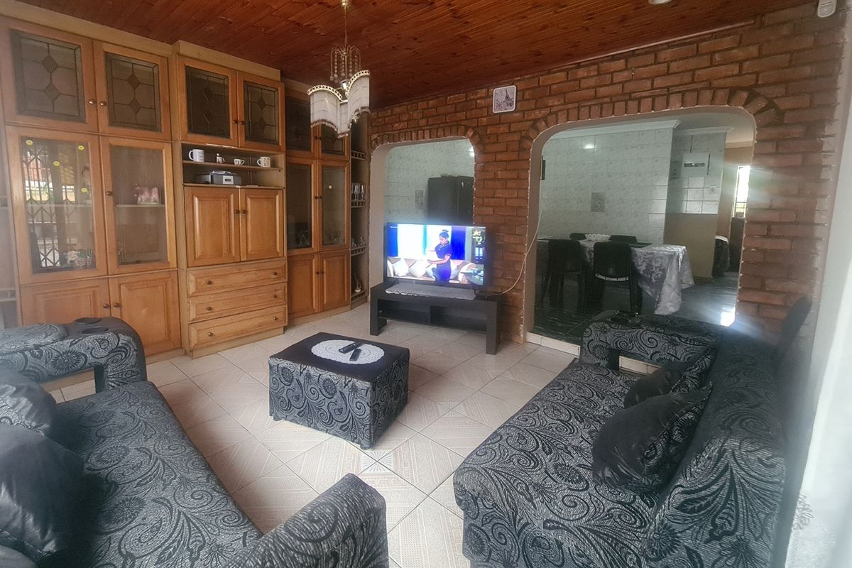 Spacious 3-Bedroom Home with Additional Flats For Sale in Brackenham - Photo 4