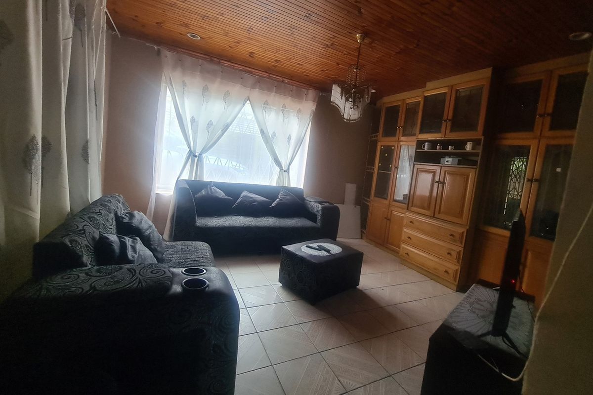 Spacious 3-Bedroom Home with Additional Flats For Sale in Brackenham - Photo 5