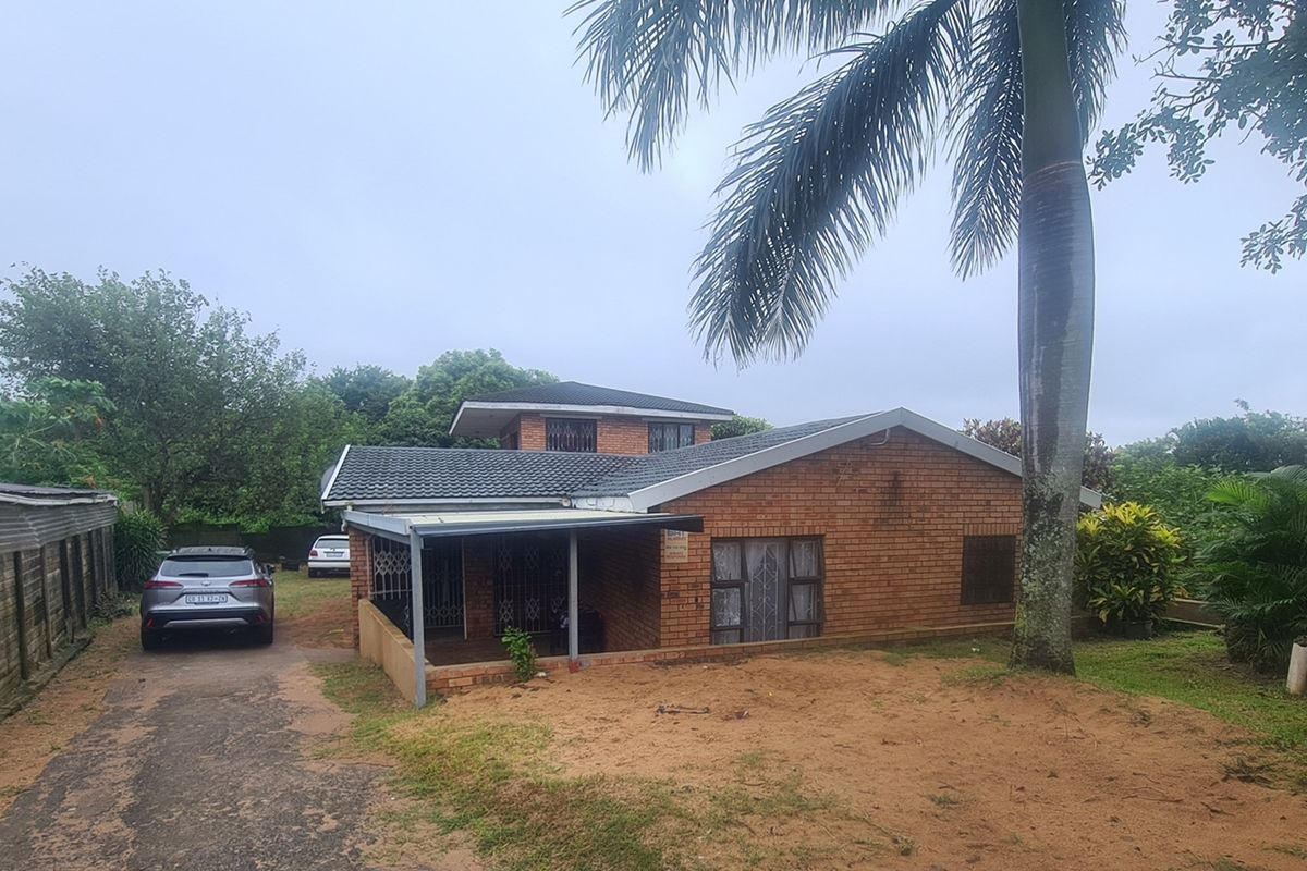 Spacious 3-Bedroom Home with Additional Flats For Sale in Brackenham - Photo 2
