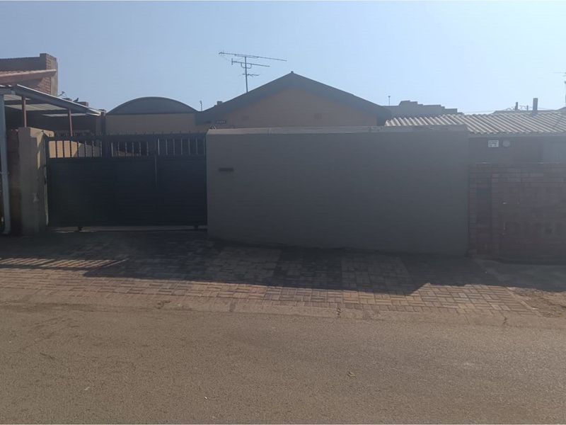 "Charming 3-Bed Home in Orlando West, Gauteng" - Photo 7