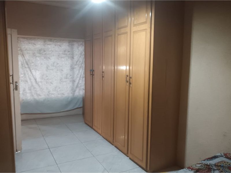 "Charming 3-Bed Home in Orlando West, Gauteng" - Photo 5