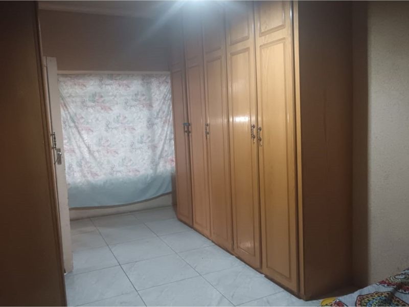 "Charming 3-Bed Home in Orlando West, Gauteng" - Photo 2