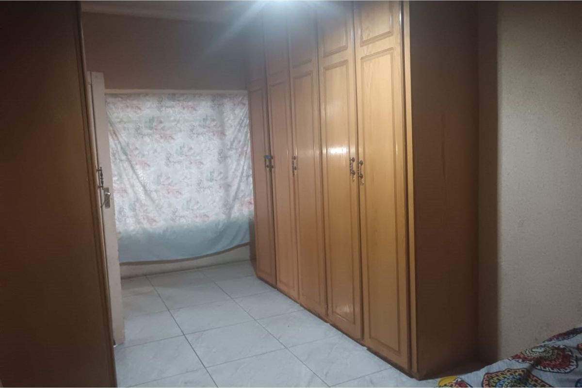 "Charming 3-Bed Home in Orlando West, Gauteng" - Photo 2