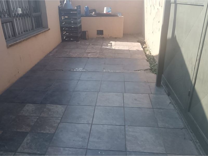 "Charming 3-Bed Home in Orlando West, Gauteng" - Photo 3