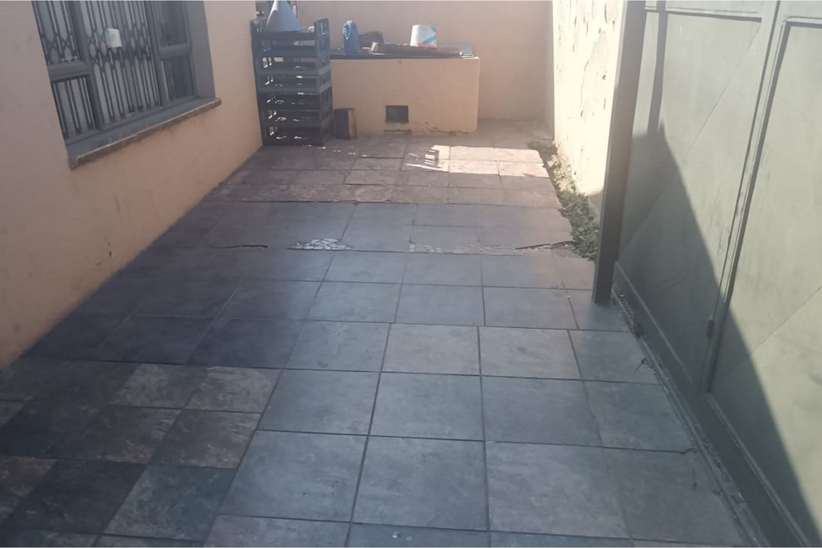 "Charming 3-Bed Home in Orlando West, Gauteng" - Photo 3