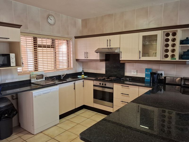 "Luxury Living Awaits: Shelly Beach Apartment" - Photo 4