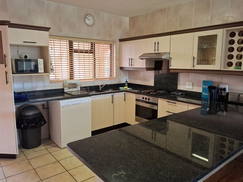 "Luxury Living Awaits: Shelly Beach Apartment" - Photo 3