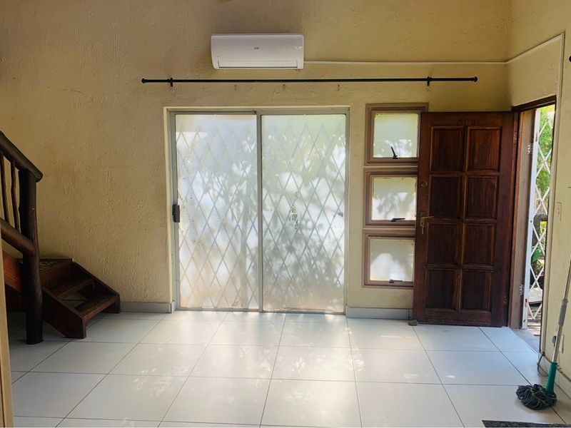 "🏡 Modern Three-Bedroom Home for Sale 🏡 - Photo 8