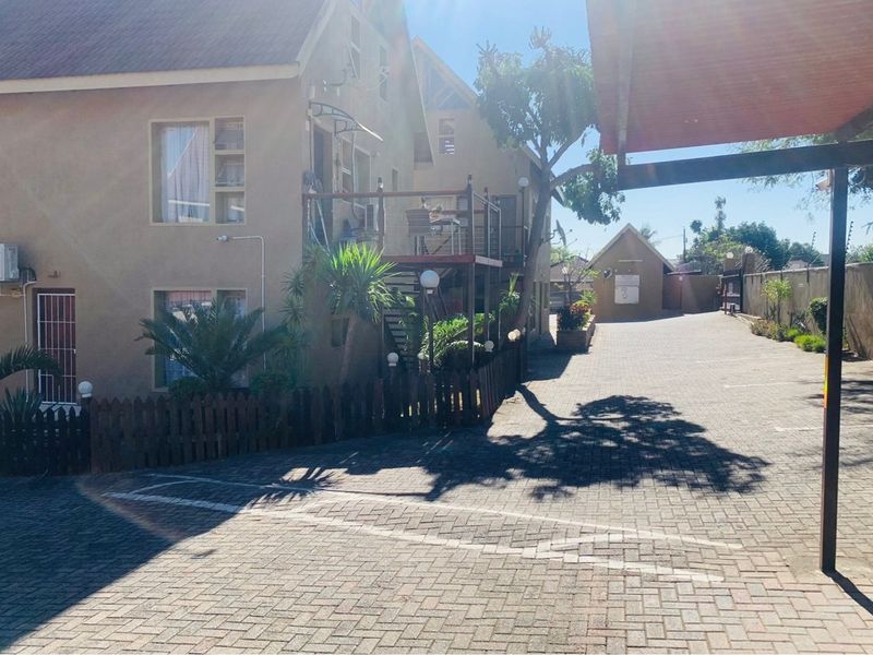 "🏡 Modern Three-Bedroom Home for Sale 🏡 - Photo 6