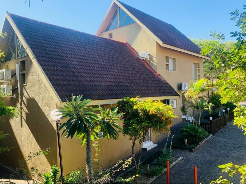 "🏡 Modern Three-Bedroom Home for Sale 🏡 - Photo 2