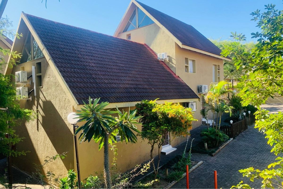 "🏡 Modern Three-Bedroom Home for Sale 🏡 - Photo 2