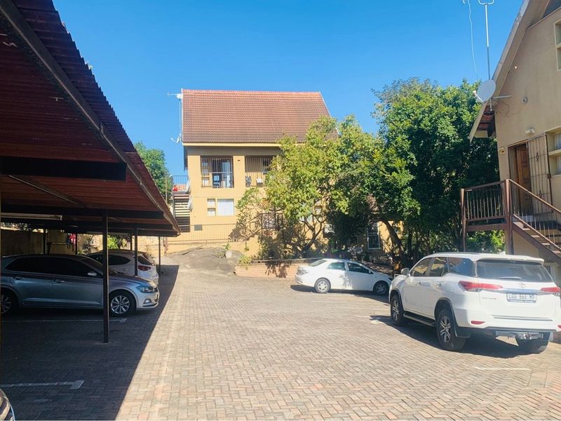 "🏡 Modern Three-Bedroom Home for Sale 🏡 - Photo 4