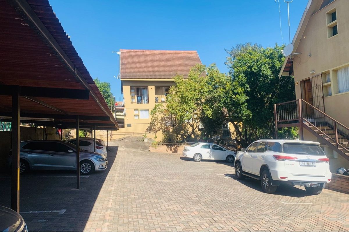 "🏡 Modern Three-Bedroom Home for Sale 🏡 - Photo 4