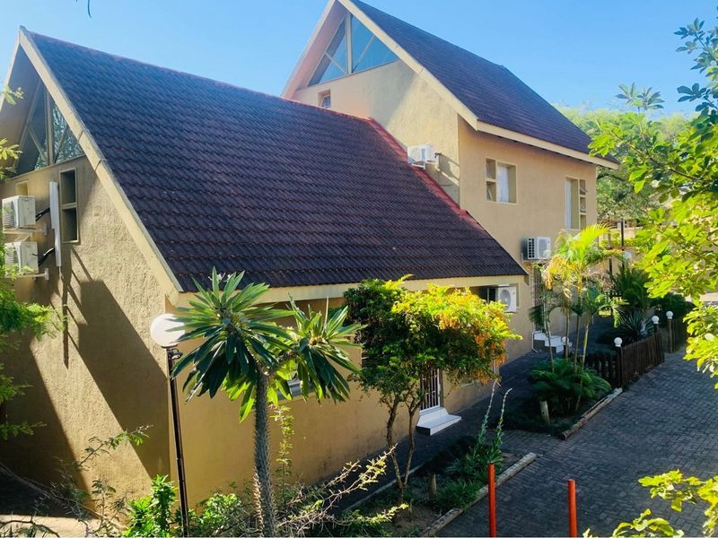 "🏡 Modern Three-Bedroom Home for Sale 🏡 - Photo 5