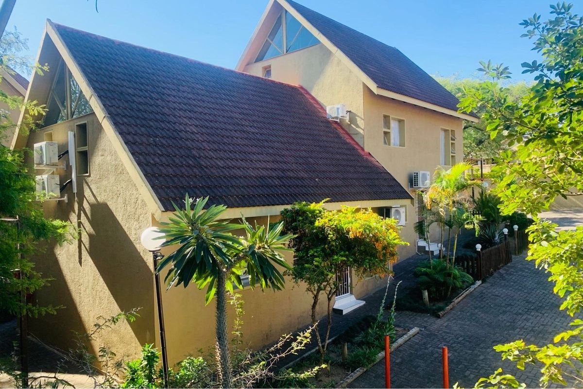 "🏡 Modern Three-Bedroom Home for Sale 🏡 - Photo 5