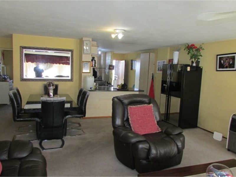 Charming 3 Bedroom Apartment - Photo 7