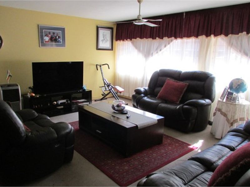 Charming 3 Bedroom Apartment - Photo 6