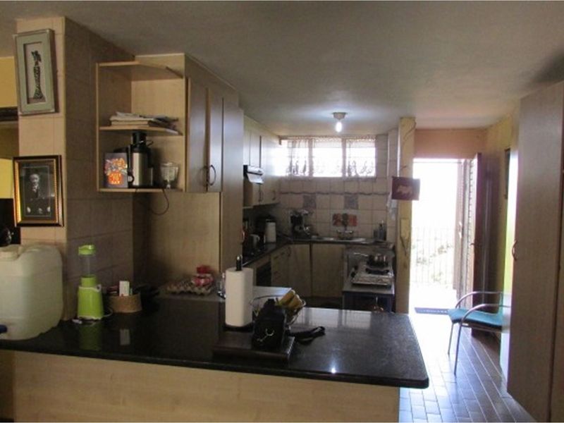 Charming 3 Bedroom Apartment - Photo 10