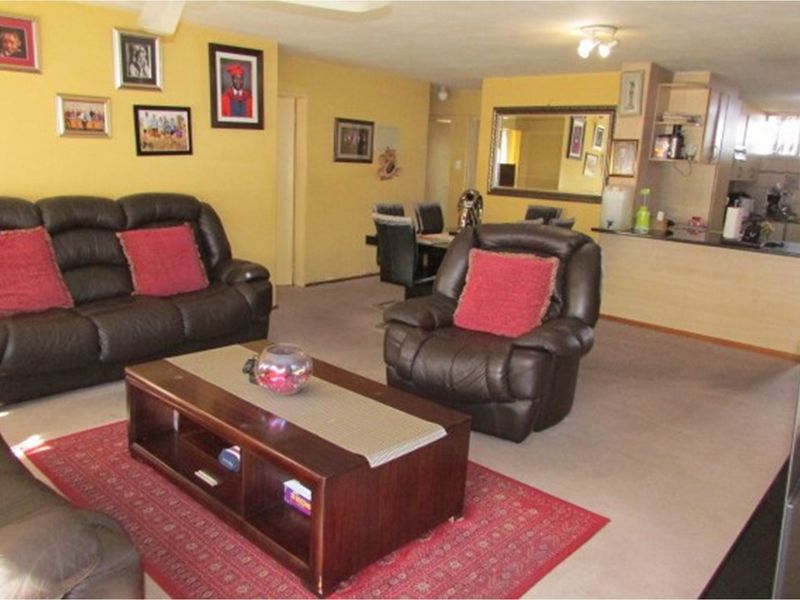 Charming 3 Bedroom Apartment - Photo 9