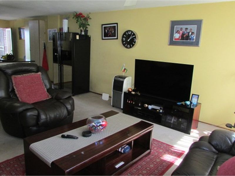 Charming 3 Bedroom Apartment - Photo 8