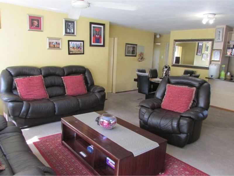 Charming 3 Bedroom Apartment - Photo 4
