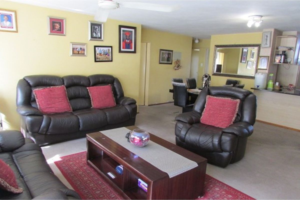 Charming 3 Bedroom Apartment - Photo 4