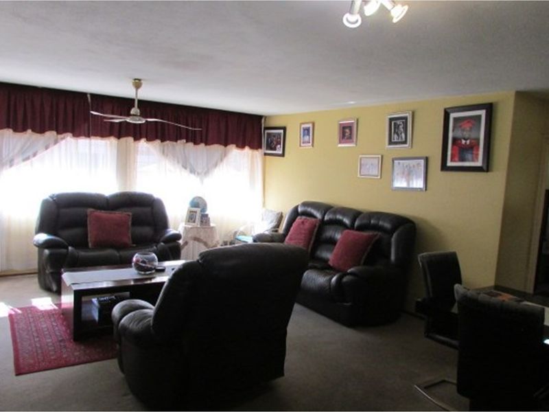 Charming 3 Bedroom Apartment - Photo 5