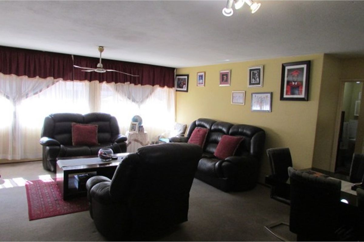 Charming 3 Bedroom Apartment - Photo 5