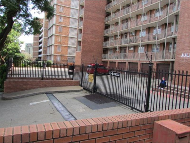 Charming 3 Bedroom Apartment - Photo 3