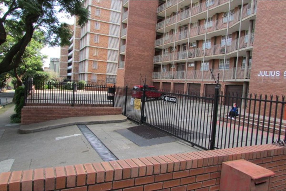 Charming 3 Bedroom Apartment - Photo 3