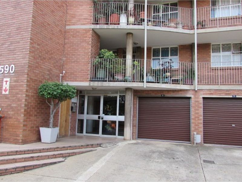 Charming 3 Bedroom Apartment - Photo 2