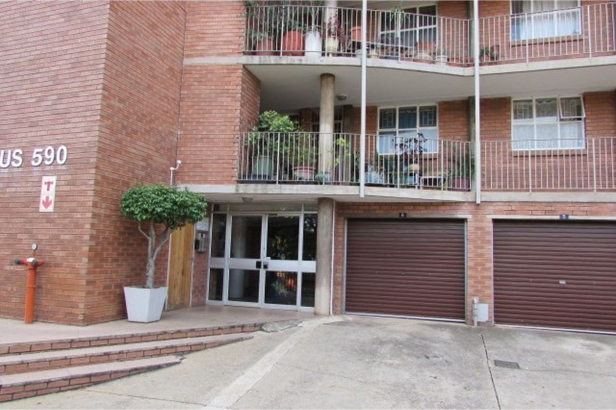 Charming 3 Bedroom Apartment - Photo 2