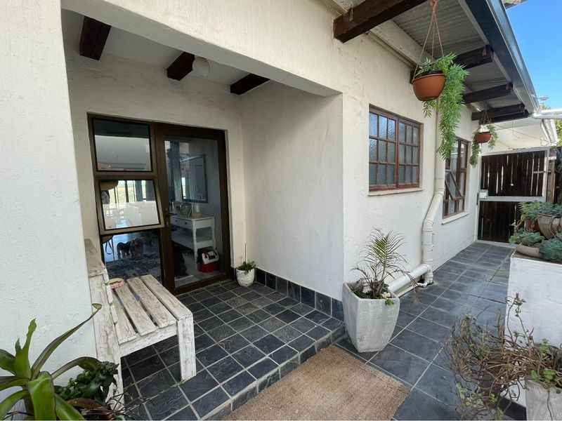 Country, coastal living in Secure Glen Eden Gated Community - Photo 4