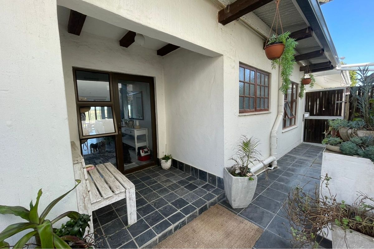 Country, coastal living in Secure Glen Eden Gated Community - Photo 4