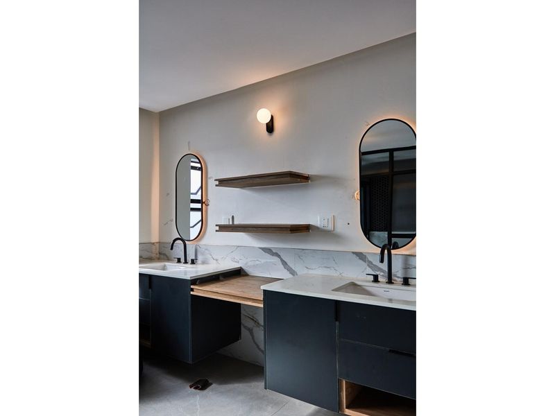 Large Unit at Owl Manor on Six Queens: A Pinnacle of Luxury Living - Photo 10