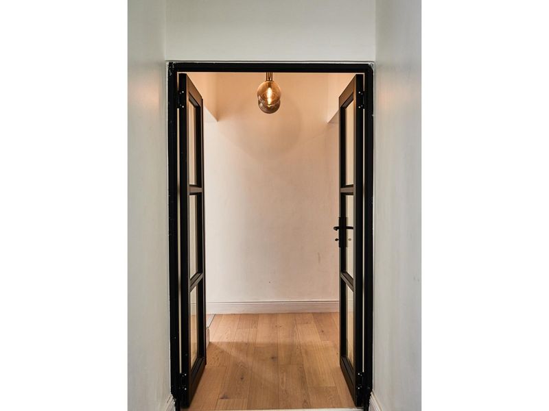 Large Unit at Owl Manor on Six Queens: A Pinnacle of Luxury Living - Photo 7