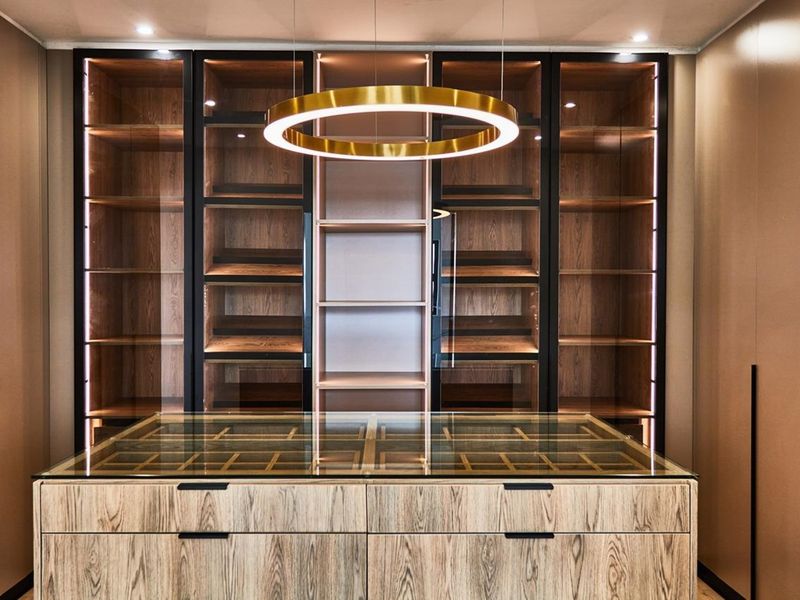 Large Unit at Owl Manor on Six Queens: A Pinnacle of Luxury Living - Photo 5