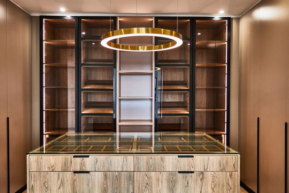 Large Unit at Owl Manor on Six Queens: A Pinnacle of Luxury Living - Photo 5