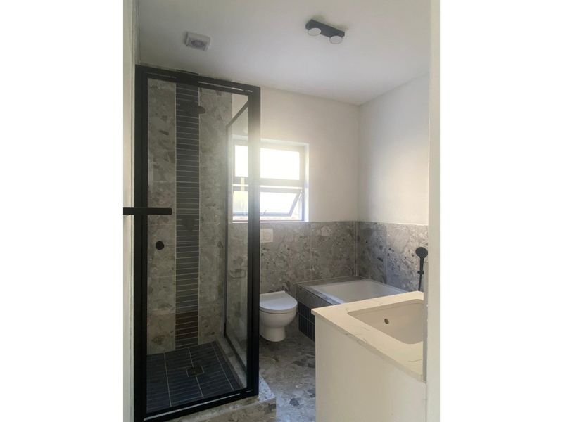 Large Unit at Owl Manor on Six Queens: A Pinnacle of Luxury Living - Photo 3