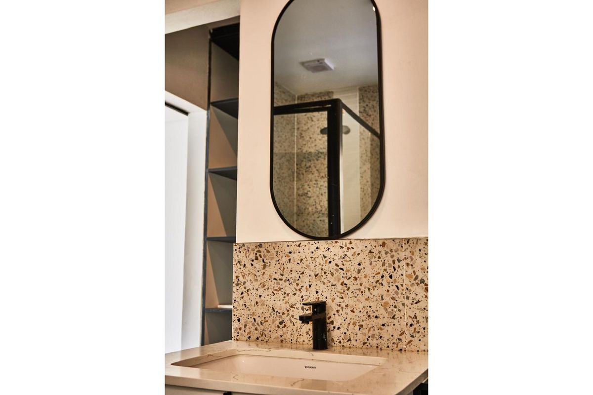 Large Unit at Owl Manor on Six Queens: A Pinnacle of Luxury Living - Photo 4