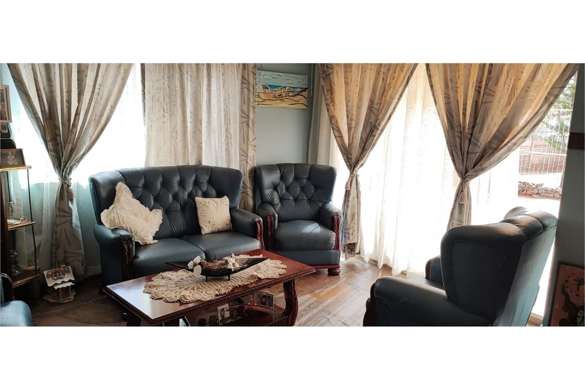 Charming Three-Bedroom Home with Spacious Living Areas - Photo 3