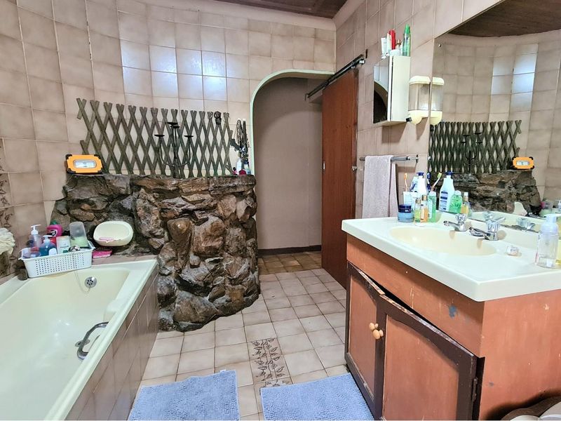10Ha Farm in Cairn, with Rental Income of 2 Houses and a Flat - Photo 10