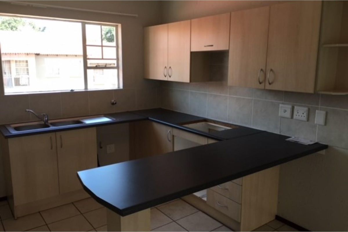 Cozy 2-Bed Urban Retreat in Rynfield - Photo 4