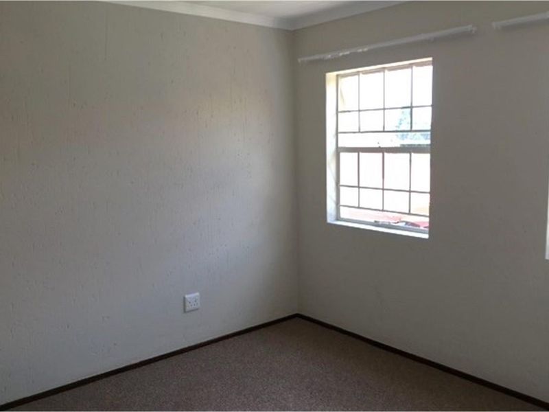 Cozy 2-Bed Urban Retreat in Rynfield - Photo 9