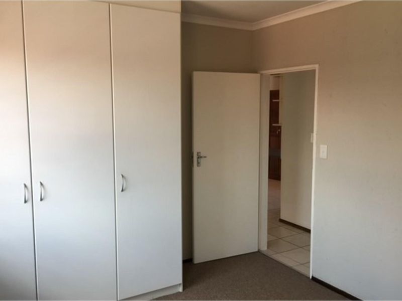 Cozy 2-Bed Urban Retreat in Rynfield - Photo 8