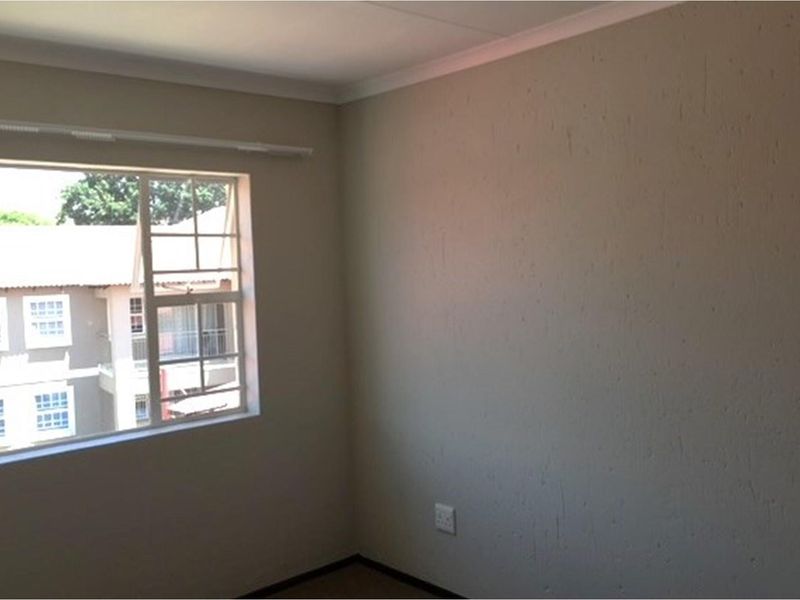 Cozy 2-Bed Urban Retreat in Rynfield - Photo 7